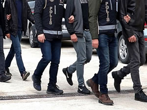 Foça’da göçmen kaçakçılığı yapan 8 kişi tutuklandı