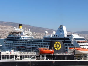 İzmir'e 2 kruvaziyer gemisi ile toplam 3 bin 324 turist geldi