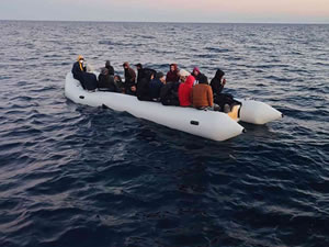 Türk kara sularına itilen mülteciler boğulmaktan kurtarıldı