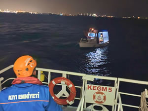 İçinde 3 kişi bulunan tekne makine arızası yaşadı