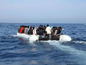 Singapur, batan tekneden düzensiz göçmen olduğu tahmin edilen 300 kişiyi kurtardı
