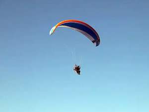 Sakarya'da denizde kaybolan şahsı arama çalışmalarına paramotorlu destek