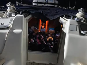 Ayvacık açıklarında 87 kaçak göçmen ile 1 göçmen kaçakçısı yakalandı