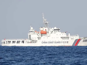 Çin, denize düşen roket parçasını Filipinler'den zorla aldı