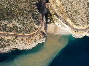 Yağışın etkisiyle Kaputaş Plajı'nda denizin rengi kahverengiye dönüştü