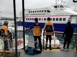 Vapurdan denize yolcu düştü, korku dolu anlar kameraya yansıdı