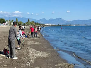 Antalya'da balık havuzunun patladığı söylentisi üzerine vatandaşlar sahile koştu
