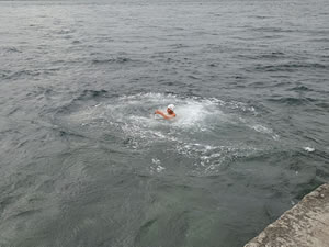 Genç yüzücü Boğaz'daki akıntıya meydan okuyor