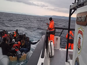 İzmir ve Muğla'da Yunanistan'ın ölüme ittiği 146 düzensiz göçmen kurtarıldı