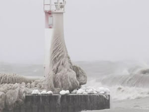 Kanada'da deniz feneri ve iskele buz tuttu