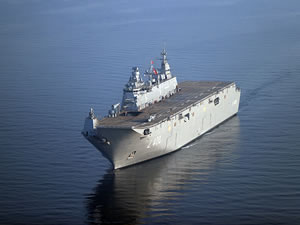 Bakan Akar ve TSK komuta kademesi, Türkiye'nin en büyük savaş gemisinde incelemelerde bulundu