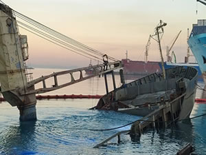 İskenderun Limanı'nda batan konteyner gemisi su yüzüne çıkarıldı
