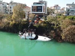 15 metrelik yatın suya batmaması için büyük mücadele verdiler