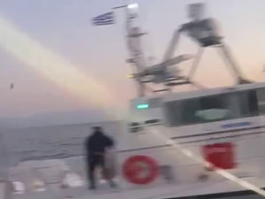 Yunan Sahil Güvenliğinden taşlı ve silahlı taciz