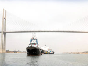 Süveyş Kanalı'nda Marshall adaları bayraklı bir yük gemisi karaya oturdu