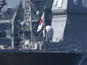 Japon destroyeri denizde mahsur kaldı