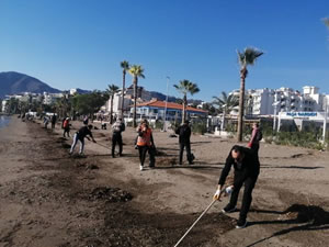 Marmaris sahilde temizlik çalışması yapıldı