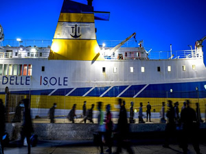İtalya göçmenleri gemilere hapsederek Yunanistan'a geri gönderiyor
