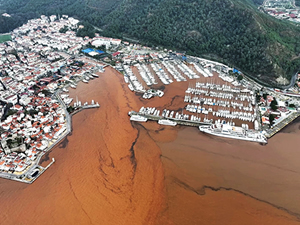 Marmaris'te denizin rengi kahverengiye döndü