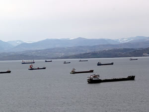 Fırtına uyarısı nedeniyle yük gemileri Sinop doğal limanına sığındı