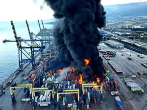 İskenderun Limanı'nda devrilen konteynerlerde çıkan yangın devam ediyor
