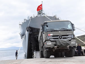 TCG Sancaktar ve TCG Bayraktar gemileriyle deprem bölgesine iş makineleri gönderildi