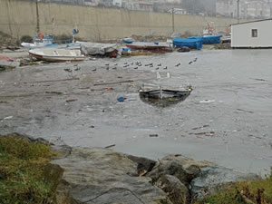 Türkeli’de şiddetli fırtına: Balıkçı barınağı zarar gördü,1 kayık battı