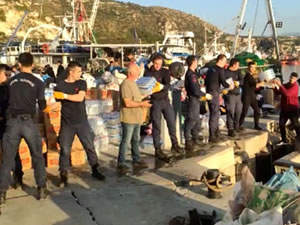 Balıkçılar, fırtınaya rağmen yardımları deprem bölgesine ulaştırdı