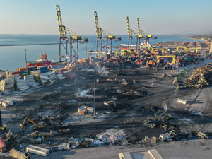 İskenderun Limanı'ndaki yangında kullanılamaz hale gelen konteynerler kaldırılıyor