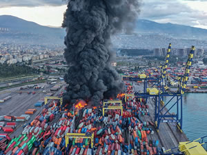 İskenderun Limanı'ndaki yangının ardından yük trafiği kilitlendi