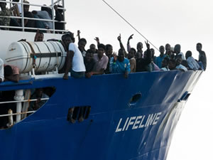 İtalya'da göçmenleri kurtaran STK gemilerinin faaliyetlerine yönelik düzenleme yasalaştı