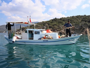 Muğla balıkçıları bu kez afetzedeler için ağ attı