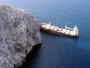 Türk kargo gemisi Muğla açıklarında ada kayalıklarına oturdu