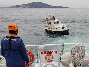 İçerisindeki 3 kişi ile birlikte sürüklenen tekne kurtarıldı