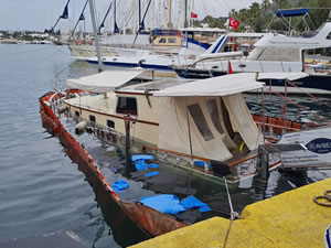 Bodrum Limanı'nda bağlı tur teknesi battı