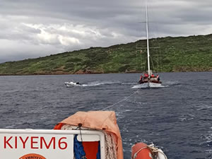 Motor arızası nedeniyle sürüklenen tekne kurtarıldı