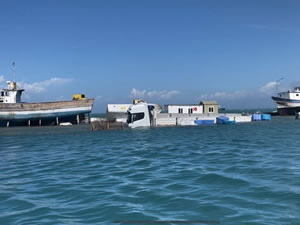 Balıkçı barınağı deniz ile aynı seviyeye geldi