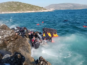 Yunanistan'ın ölüme ittiği 2 bot battı; 38 kişi kurtarıldı, 4 kişi öldü