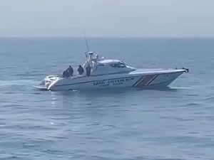 Feribottan atlayan yolcuyu Sahil Güvenlik kurtardı