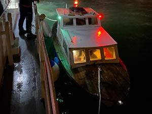 15 Temmuz Şehitler Köprüsü önlerinde sürüklenen tekne kurtarıldı