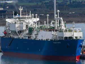 Sıvılaştırılmış gazı tekrar gaza dönüştürecek LNG gemisi İtalya'ya geldi
