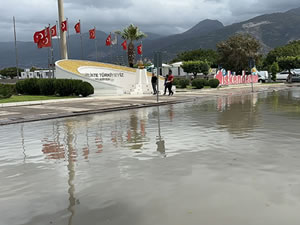 İskenderun'da fırtına denizi taşırdı, yangın çıkardı