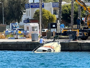 Bodrum'da Motoryat fırtına nedeniyle battı