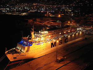 İtalyan şefler gemide hazırladıkları yemeklerle depremzedelere iftar sofrası kuruyor