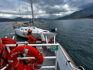 Fethiye'de denizde sürüklenen tekne kıyıya yanaştırıldı