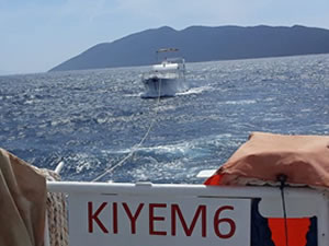 Bodrum Karaada önlerinde sürüklenen tekne kurtarıldı