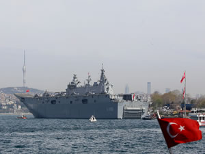 TCG Anadolu gemisi Sarayburnu Limanı'nda