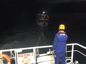 Kınalıada açıklarında sürüklenen tekne kurtarıldı