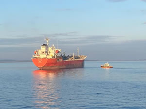 Çanakkale Boğazı'nda arızalanan gemi, demir bölgesine götürüldü