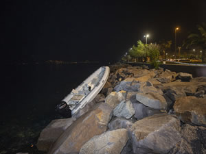 Kontrolden çıkan bot kayalıklara çarparak durabildi